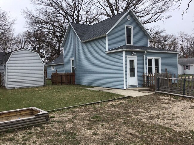 Foto del edificio - 3 Bedroom 2 bath 1 1/2 story home in Alexa...