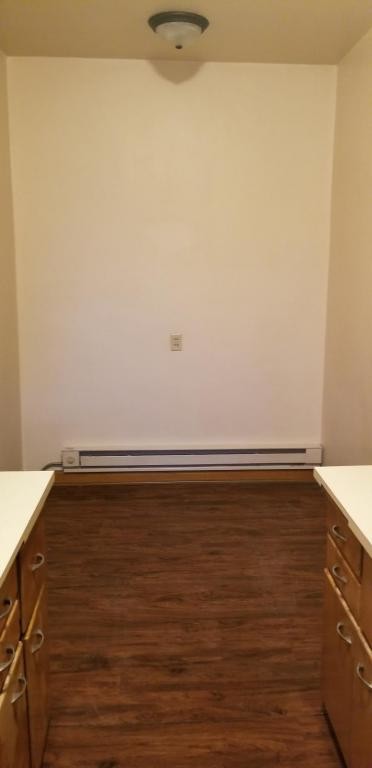 Building Photo - 210 E Oak Street #4