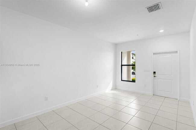 Foto del edificio - 15983 SW 2nd Pl