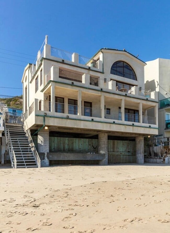Building Photo - Architectural Beachfront Retreat on Las Flores Sands