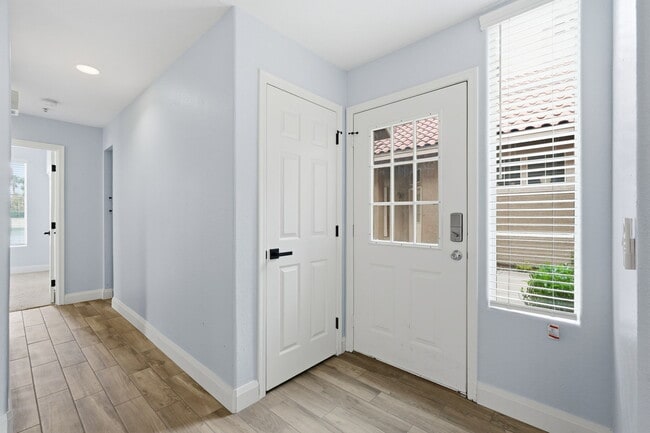 Foto del edificio - 1633 E Lakeside Dr