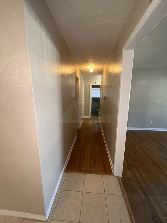 Foto del edificio - 1100 Pine Dr