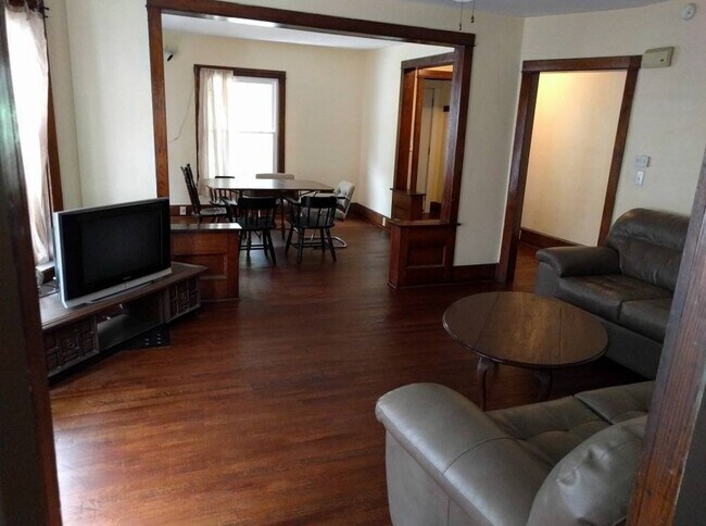 Building Photo - 122 Delaware Ave