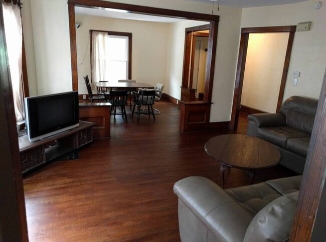 Building Photo - 122 Delaware Ave