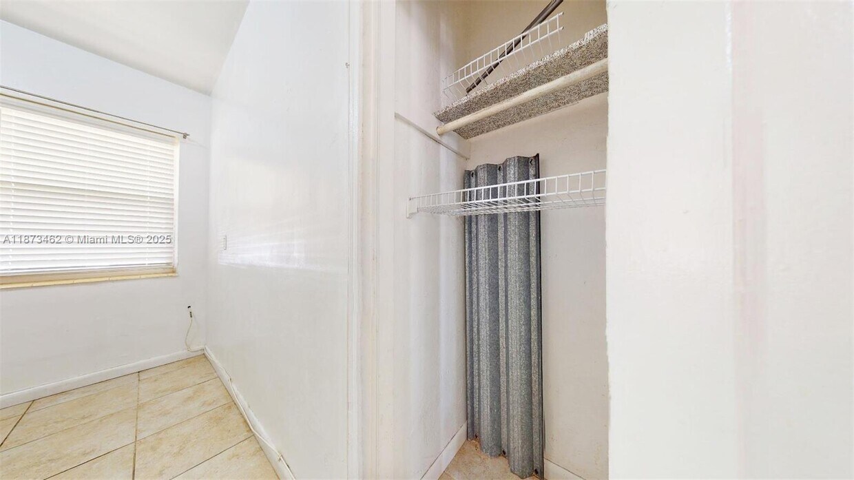 Foto del edificio - 2499 SW 27th St