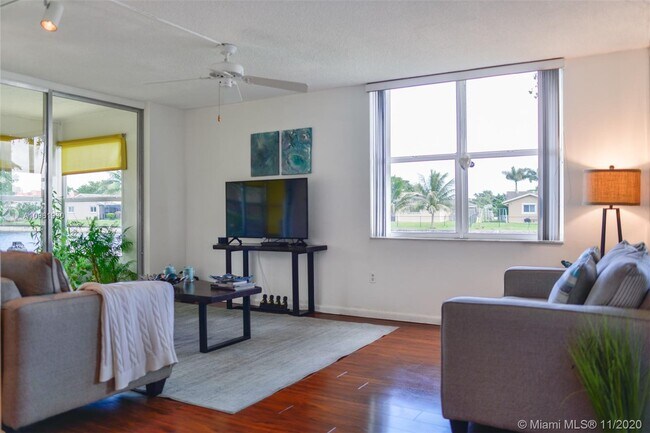 Foto del edificio - 9330 Lime Bay Blvd