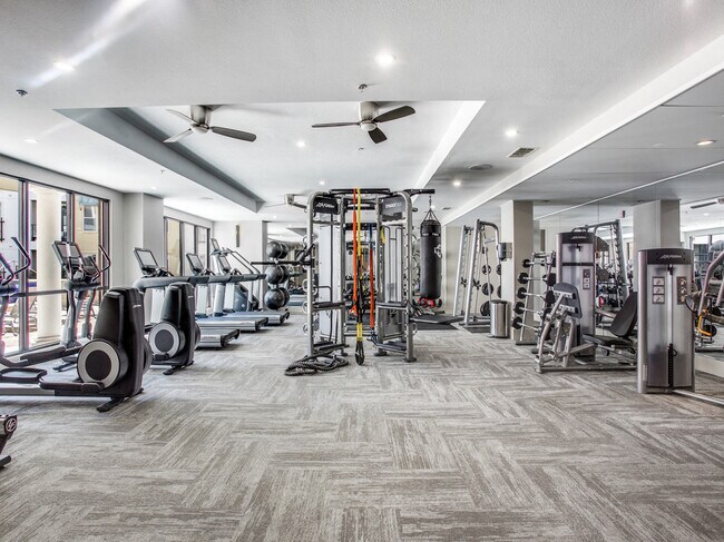 Explora nuestro gimnasio recientemente renovado - The Monterey by Windsor