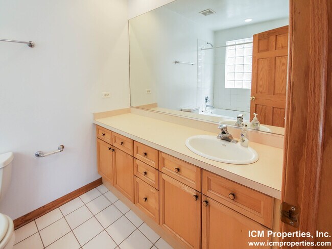 Foto del edificio - 2510 N Southport Ave