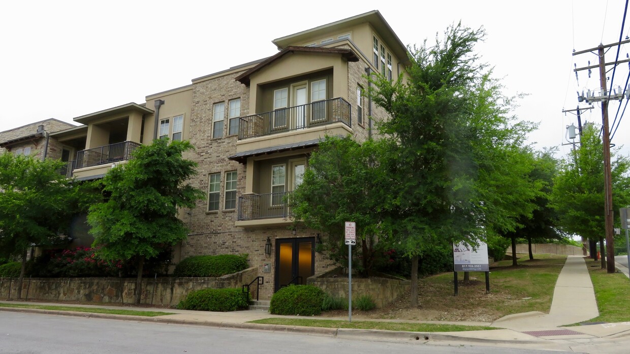 Primary Photo - SKYROCK CONDOMINIUM JUST BLOCKS FROM CAMPUS!