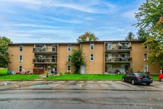 Building Photo - 645-645 Village Green Ave