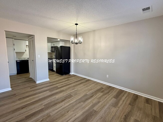 Building Photo - Stunning townhome w/ outdoor Maintenance provided