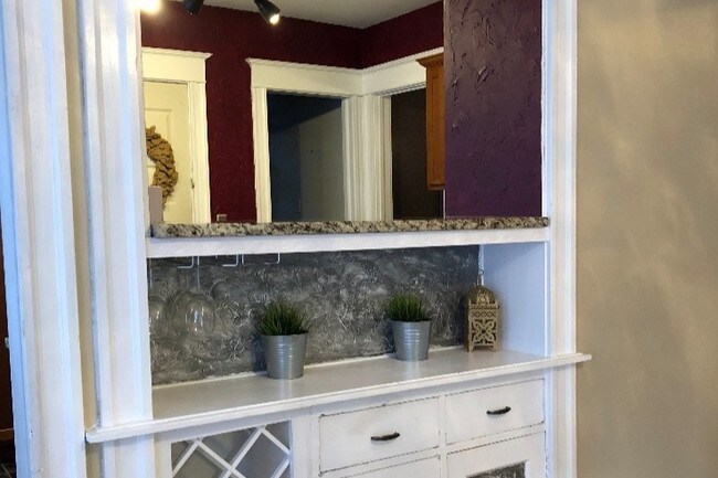 Hutch - 2119 E Bradford Ave