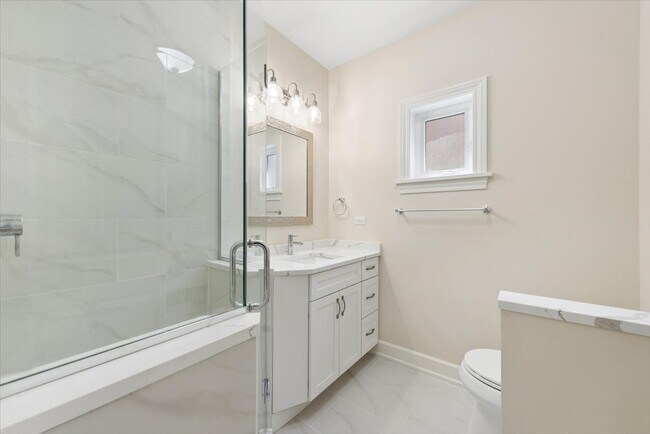 Full bath with shower - 5028 N Mozart St