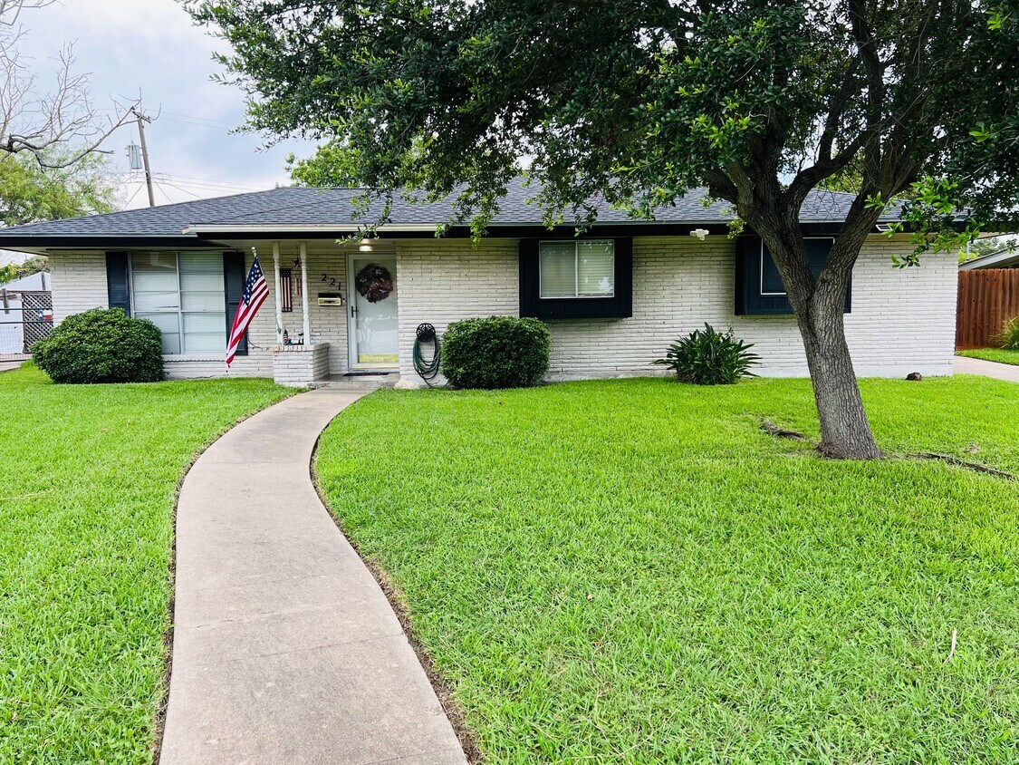 Primary Photo - 221 Frio Dr