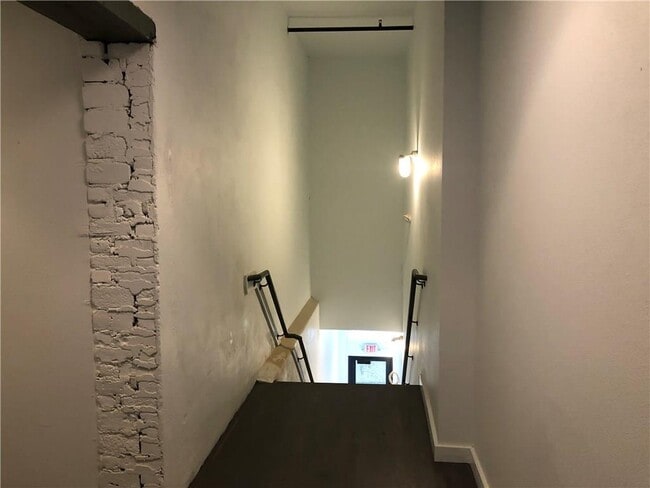 Foto del edificio - 102 E 2nd St