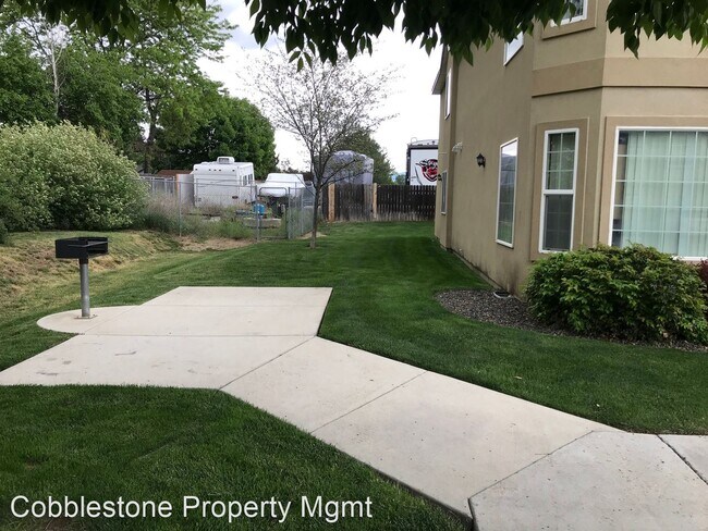 Building Photo - 10046 W Garverdale Ln