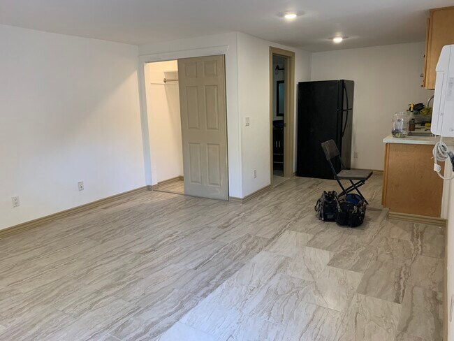 Building Photo - 10330 Clayton Road, Unit back unit