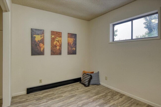 Building Photo - 1106 E Stiner Ave