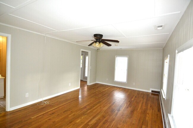 Building Photo - Great 4 bed / 5 Full Bath Home Near NC Sta...