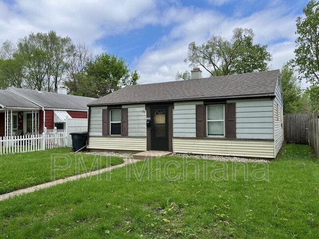 Building Photo - 1527 E Fox St