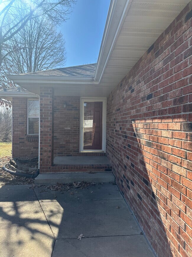 Building Photo - 1256 W Bluegrass Rd