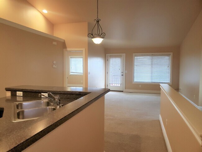 Foto del edificio - West-end 3 Bedroom Condo w/ Garage - End U...