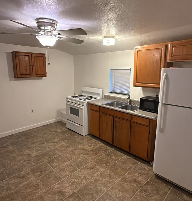 Building Photo - 131 Cottage Ln
