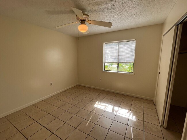 Building Photo - 841 Meadow Ln