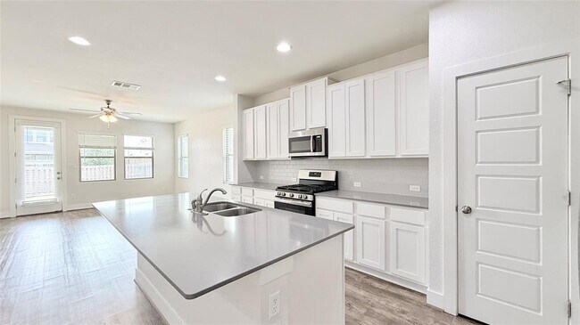 Foto del edificio - 600 Golden Glory Rd