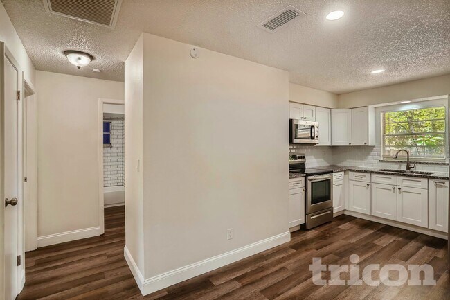 Foto del edificio - 4926 Haines Rd N