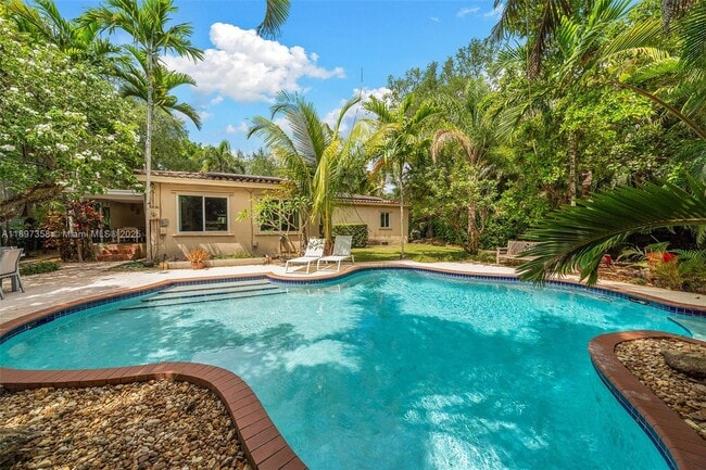 Building Photo - 614 San Servando Ave