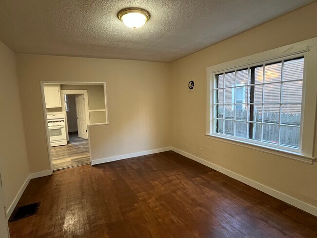 Foto del edificio - 749 Alpine Ave NW