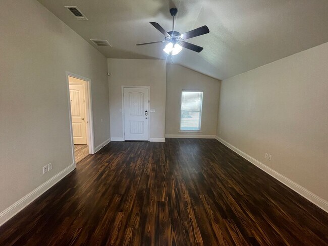 Building Photo - Beautiful Spacious Home Located in Windsto...
