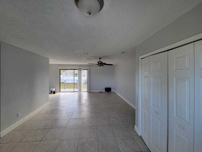 Foto del edificio - 1298 SW Parma Ave