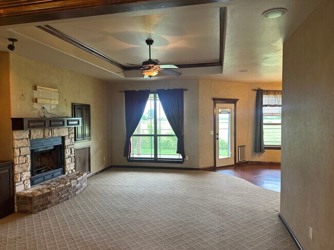 Building Photo - 116 W End Ct