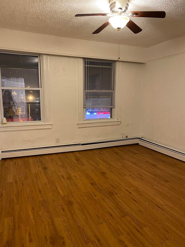 Building Photo - 815 7th St