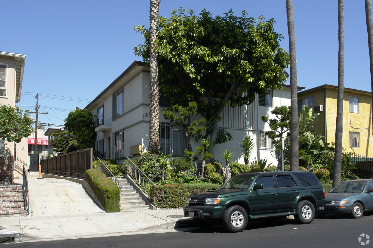 Primary Photo - 120 S Manhattan Pl
