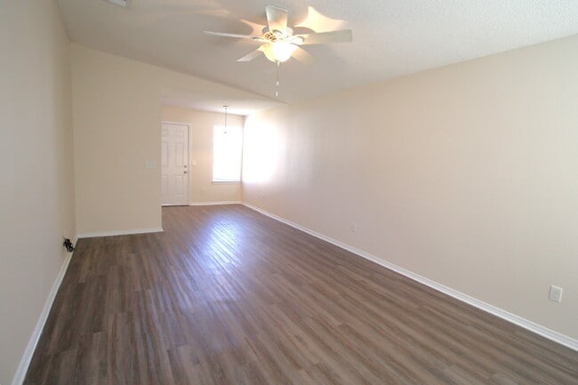 Building Photo - 3 Bedroom Home Near Blue Angel Pkwy – Spac...