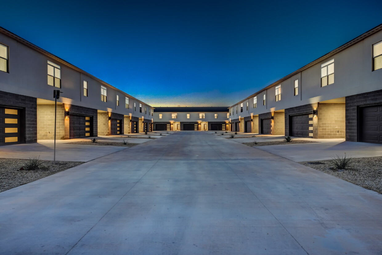 Primary Photo - Luxury 3/2.5/2 New Construction Townhome!