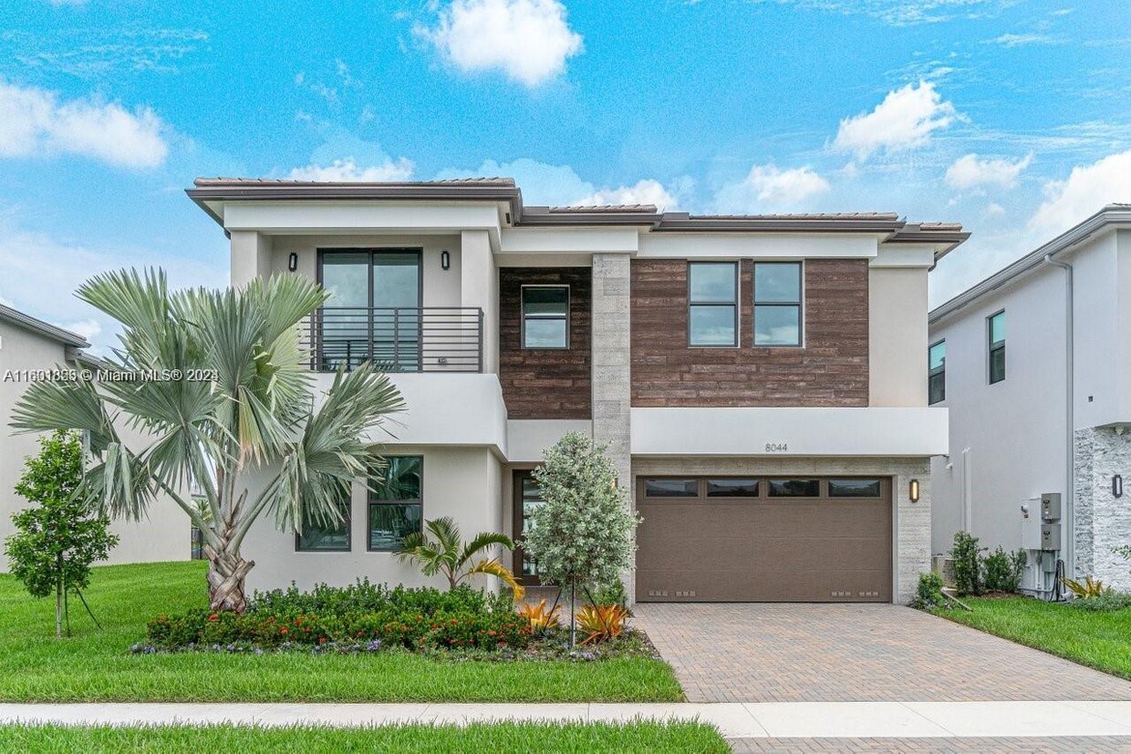Foto principal - 8044 Laurel Falls Dr