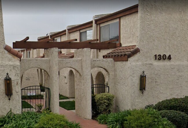 Building Photo - 1304 Elm Ave