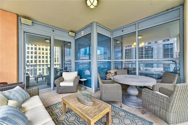 Foto del edificio - 98 San Jacinto Blvd