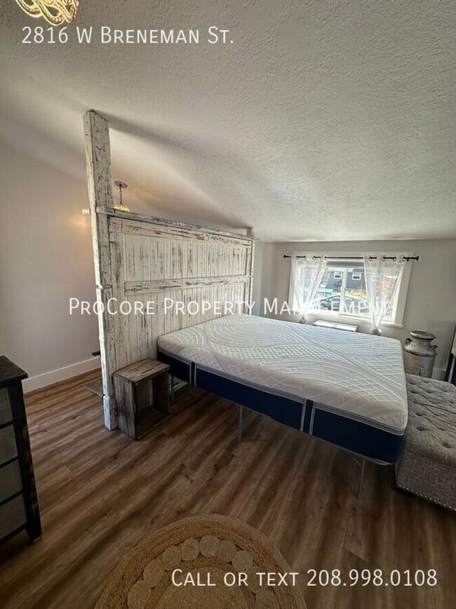 Building Photo - Charming Upper Unit Studio –Above Garage | $1,195.00 | Near Downtown