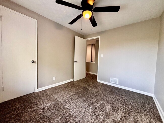 Foto del edificio - Spacious 3 bedroom 1.5 bath townhome with ...