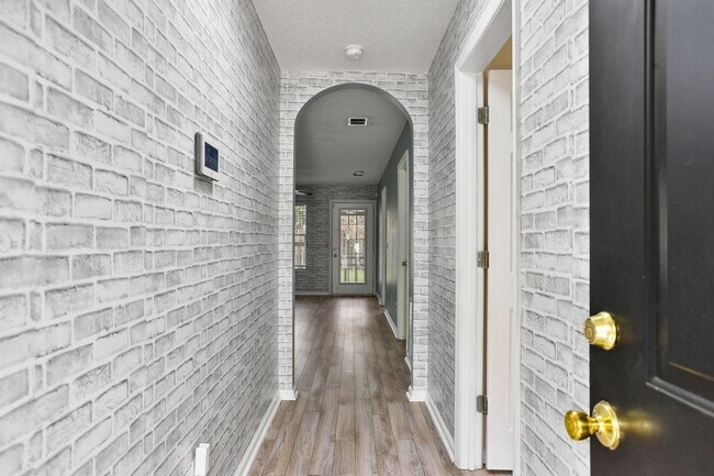 Building Photo - 2 Bedroom 2 Bathroom Gated Community