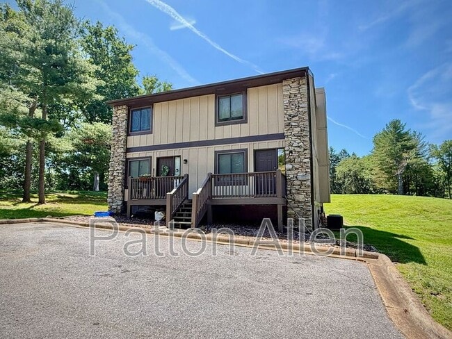 Building Photo - 2 Dawnwood Cir