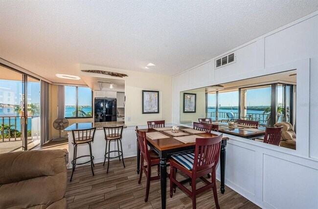 Foto del edificio - 6357 Bahia Del Mar Blvd S