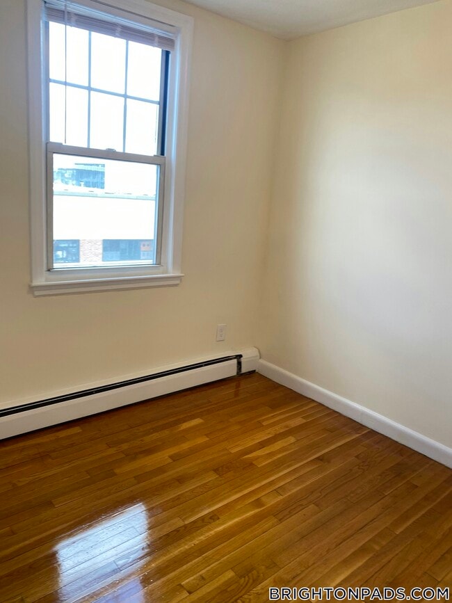 Foto del edificio - 168 N Beacon St