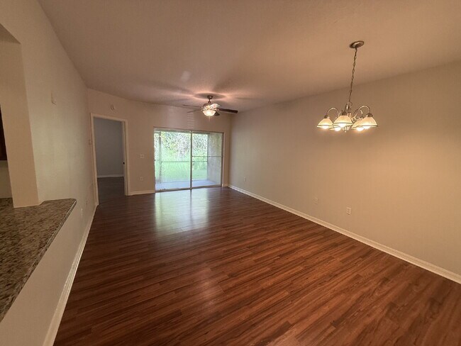 Foto del edificio - FIRST-FLOOR 3 BEDROOM CONDO IN VILLAGES OF BLOOMINGDALE!
