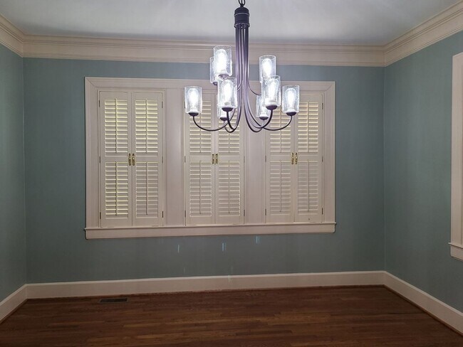 Foto del edificio - Renovated 3 Bedroom and 2 Bathroom availab...